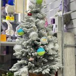 Новорічна ялинка засніжена та пухнаста