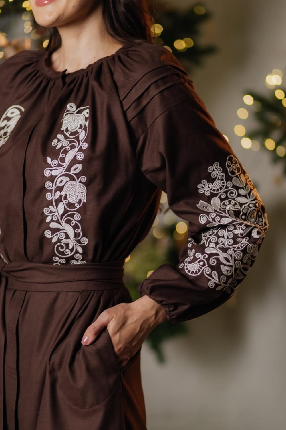 Жіноча вишита сукня коричнева з білою вишивкою ПТАШКА_brown_dress