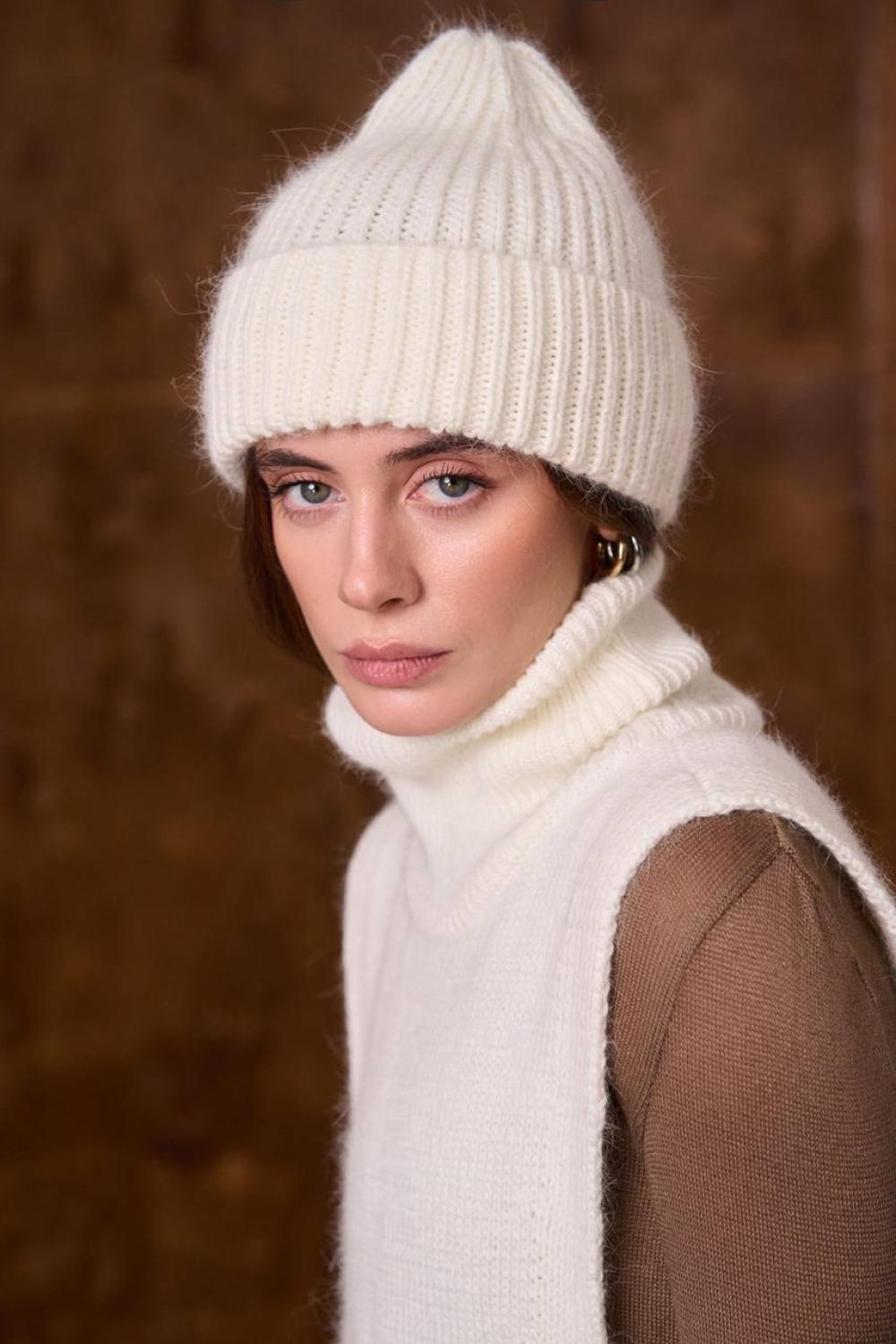 Ecru wool and angora hat