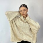 Светр жіночий із теплої пряжі в молочно-бежевому кольорі