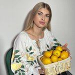 Біла вишиванка з вишитими лимонами