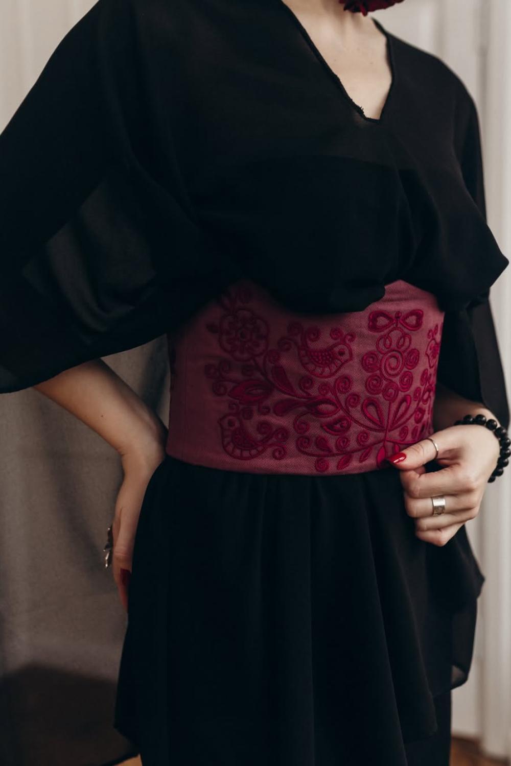 Red corset with black embroidery korset_red_black