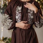 Жіноча вишита сукня коричнева з білою вишивкою ПТАШКА_brown_dress
