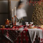 Білий рушник вишитий червоними шовковими нитками