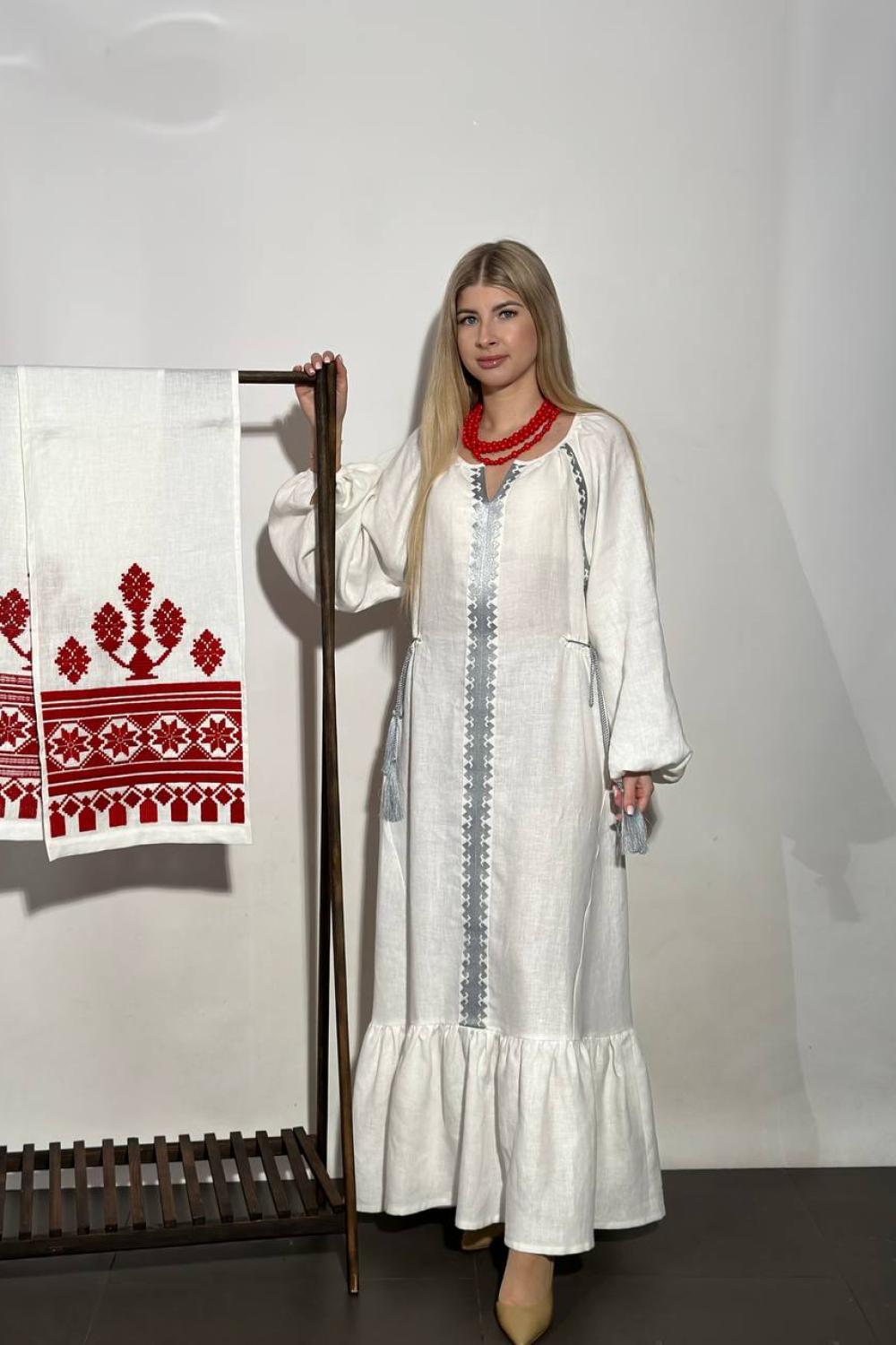Вишита біла сукня з срібною вишивкою