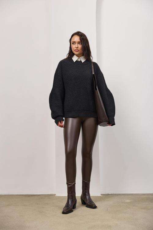 The stretch leather leggings