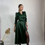 The dress is green satin with a smell of 833