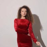Червона святкова сукня з розрізом