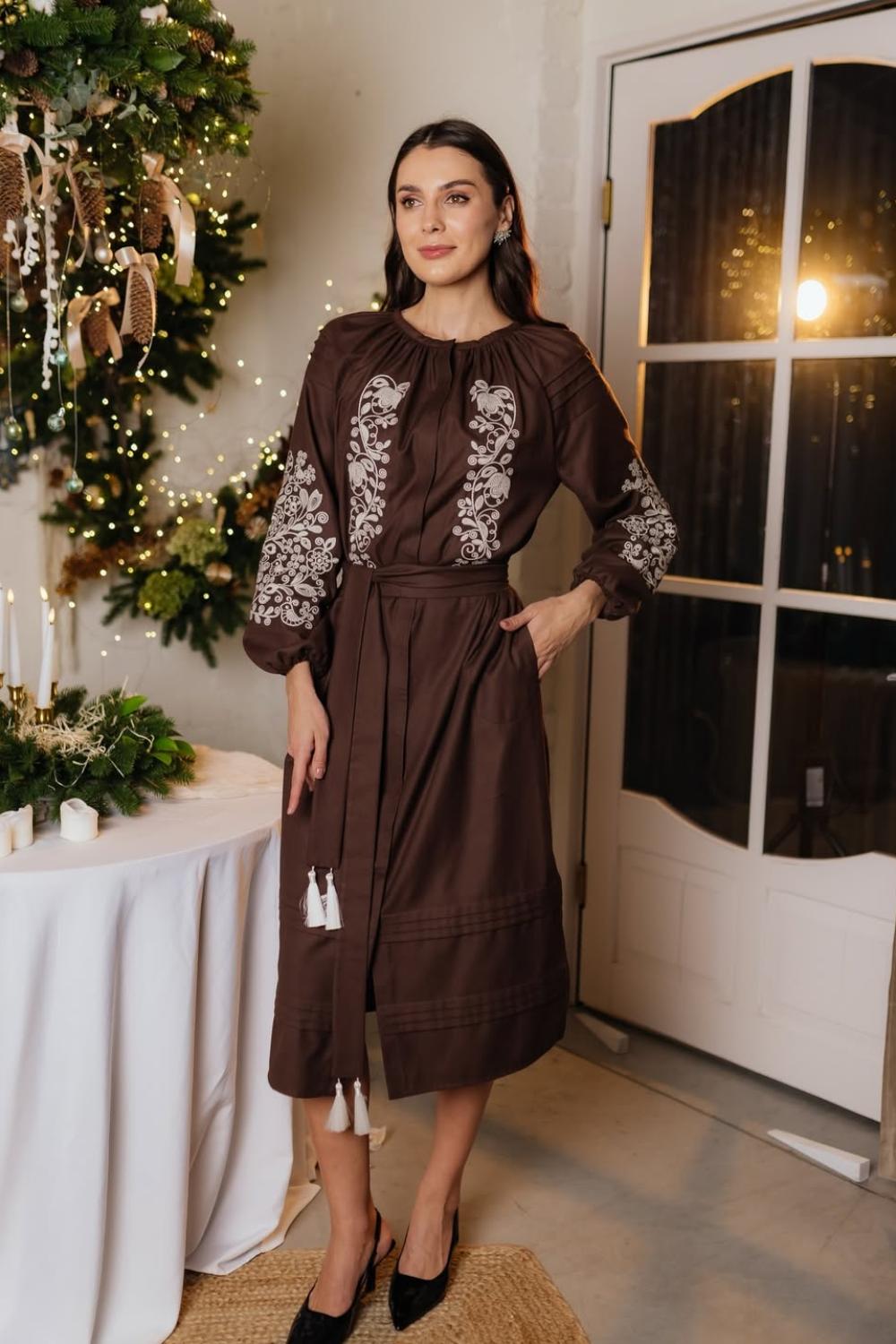 Жіноча вишита сукня коричнева з білою вишивкою ПТАШКА_brown_dress