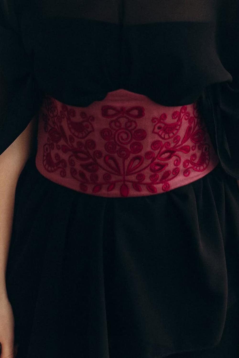 Red corset with black embroidery korset_red_black