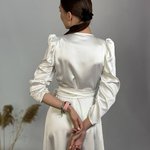 Сукня біла сатинова на запах 833