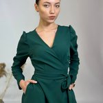 Сукня зелена на запах з рюшами 907