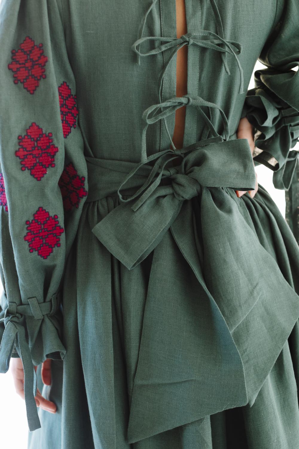 Green embroidered dress made of linen Memories EMBROIDERED GEM