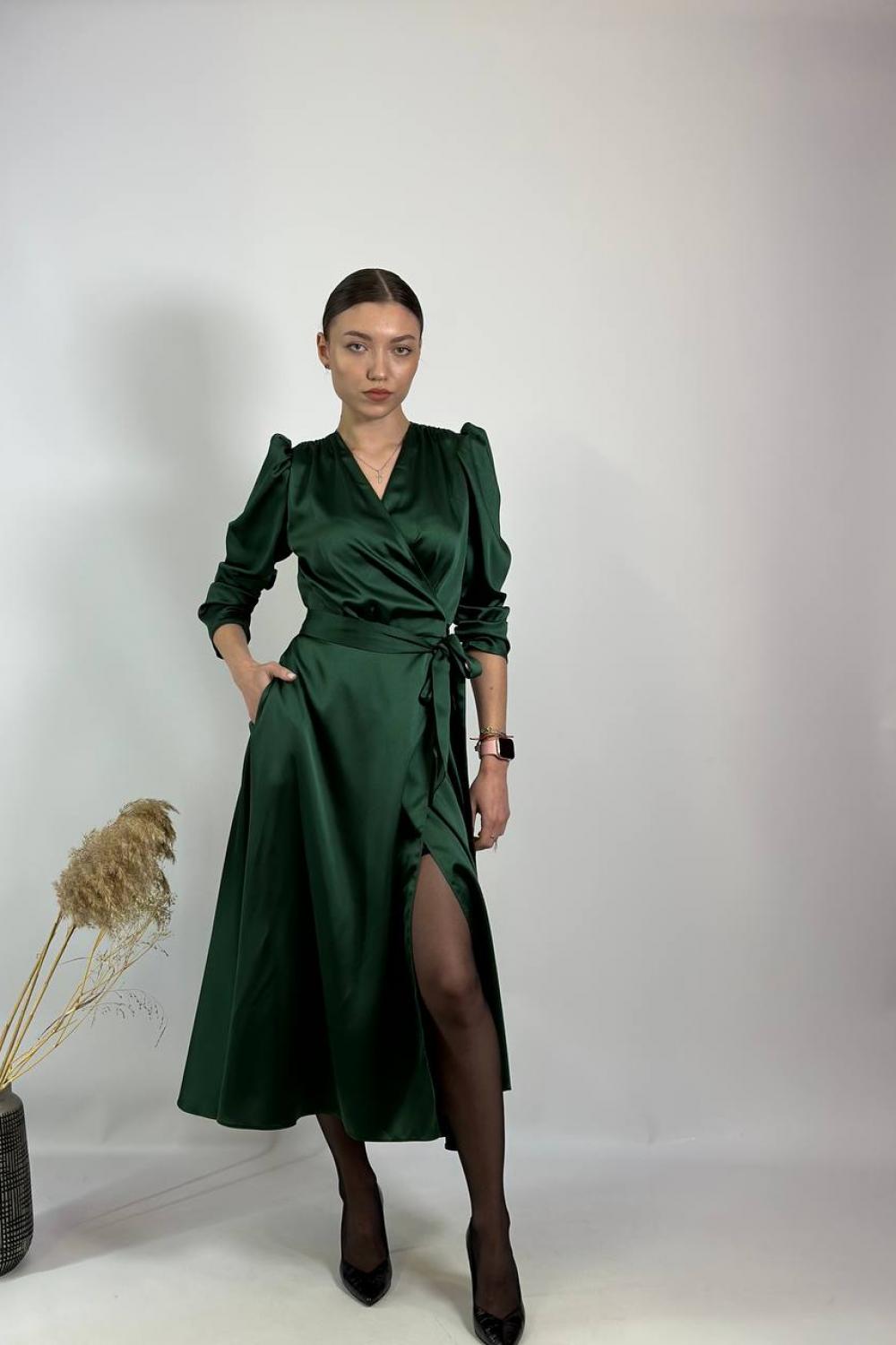 The dress is green satin with a smell of 833