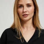 Базова чорна футболка з трикутним вирізом